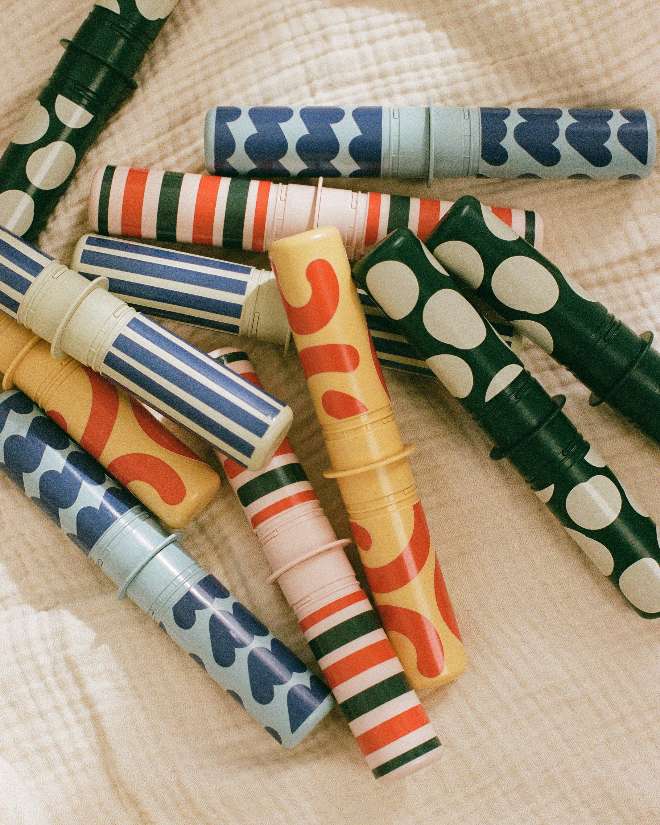 MODU Rattle Pegs Mixed – Set di 5 bastoncini a sonagli