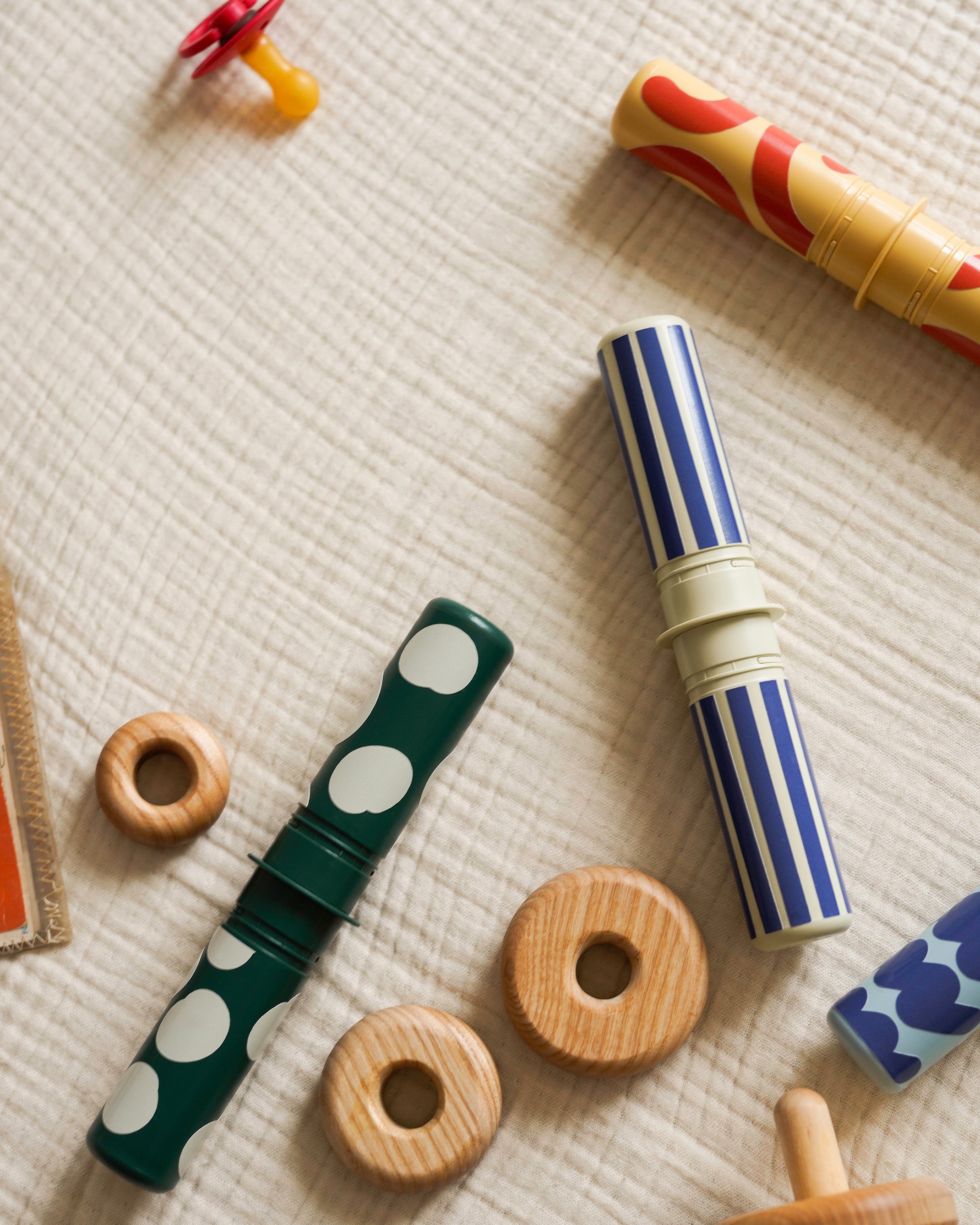 MODU Rattle Pegs Mixed – Set di 5 bastoncini a sonagli